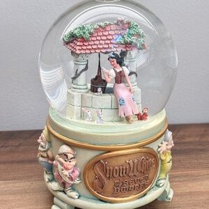 Disney Store SNOW WHITE and the Seven Dwarfs "WISHING WELL" - Glitter Snow Globe